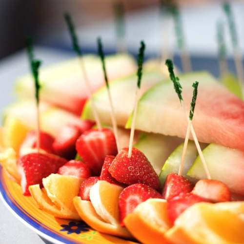 Plateaux et corbeilles de fruits