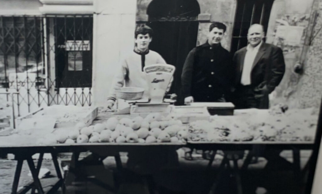 André Lafranceschina et sa famille devant leur étal de fruits