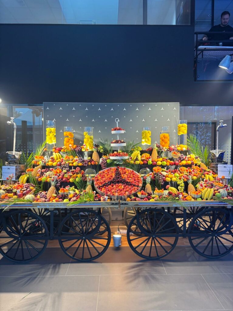 Buffet de fruits des Halles Charly dressé sur une charrette lors d’un évènement